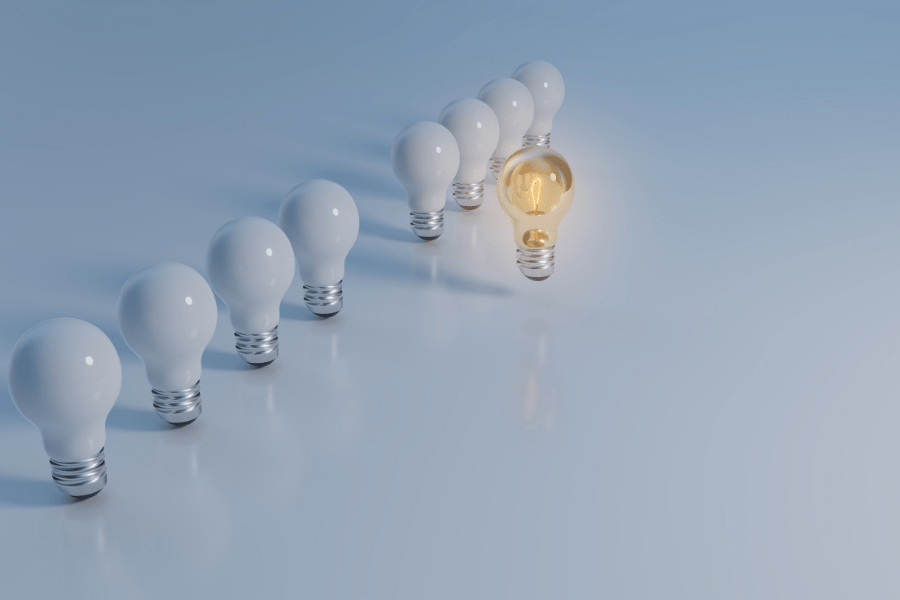 focos apagados y uno prendido que representa la creatividad