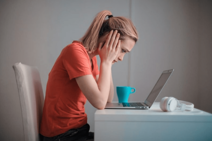 Mujer con una laptop