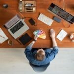 Persona trabajando en estrategia de branding digital desde una vista aérea