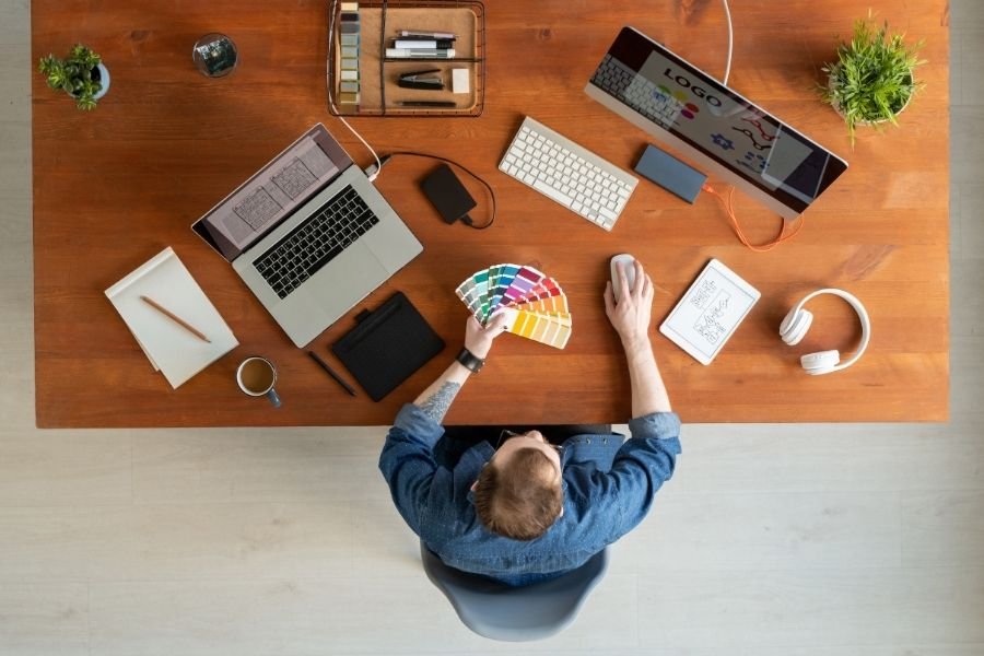 Persona trabajando en estrategia de branding digital desde una vista aérea