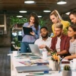 Cliente evaluando los beneficios y resultados de un producto o servicio, no solo sus características